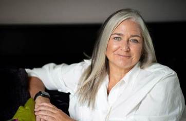 A person with grey hair and a white shirt

AI-generated content may be incorrect.